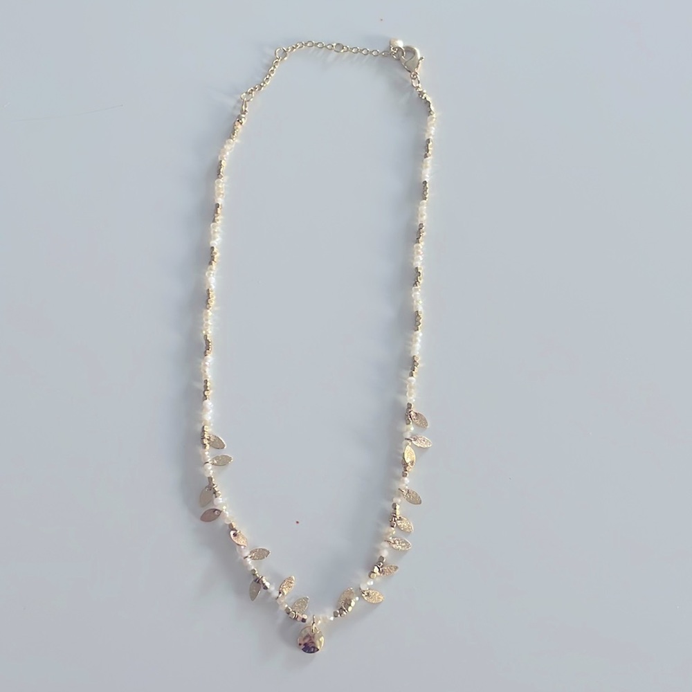 Super pretty good and white necklace